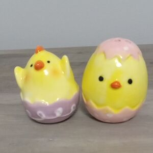 Cracker Barrel Easter Chicks Salt & Pepper Set
